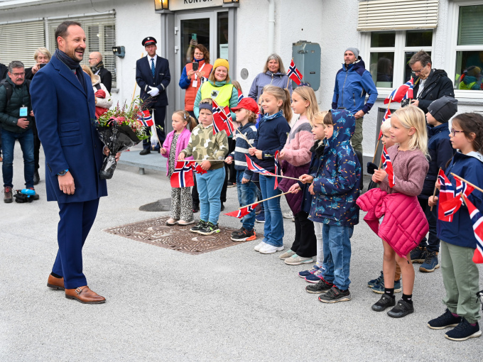 Kronprinsen ankommer Dombås stasjon. Foto: Sven Gj. Gjeruldsen, Det kongelige hoff